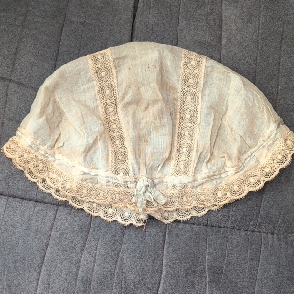 Vintage Lace Bonnet in Cream